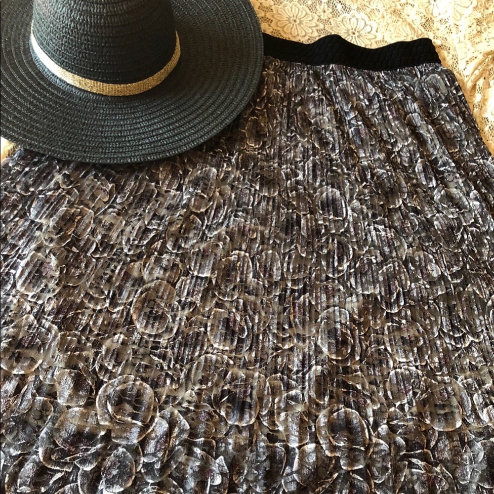 NEW•XL•Elegance Is Calling Lightweight Midi Floral Accordion Skirt - Picture 4 of 12